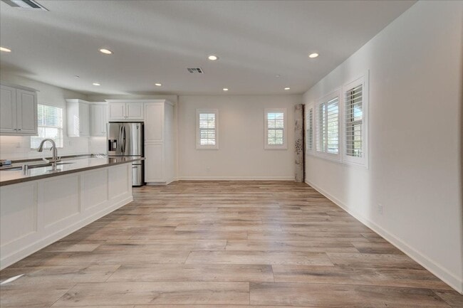 Foto del edificio - 946 Blackstone Dr