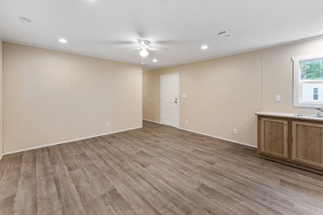 Building Photo - 103 Red Bird Ln
