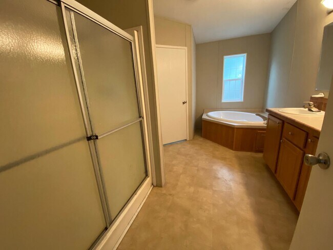 Building Photo - 4 Bedroom 2 Bath Pet Friendly home.