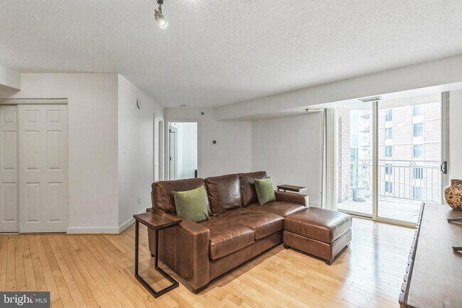 Foto del edificio - 7500 Woodmont Ave