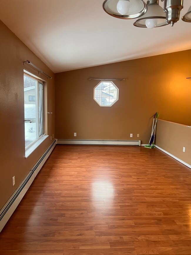 Building Photo - Beautiful 3 bedroom/2bath with spacious deck and backyard