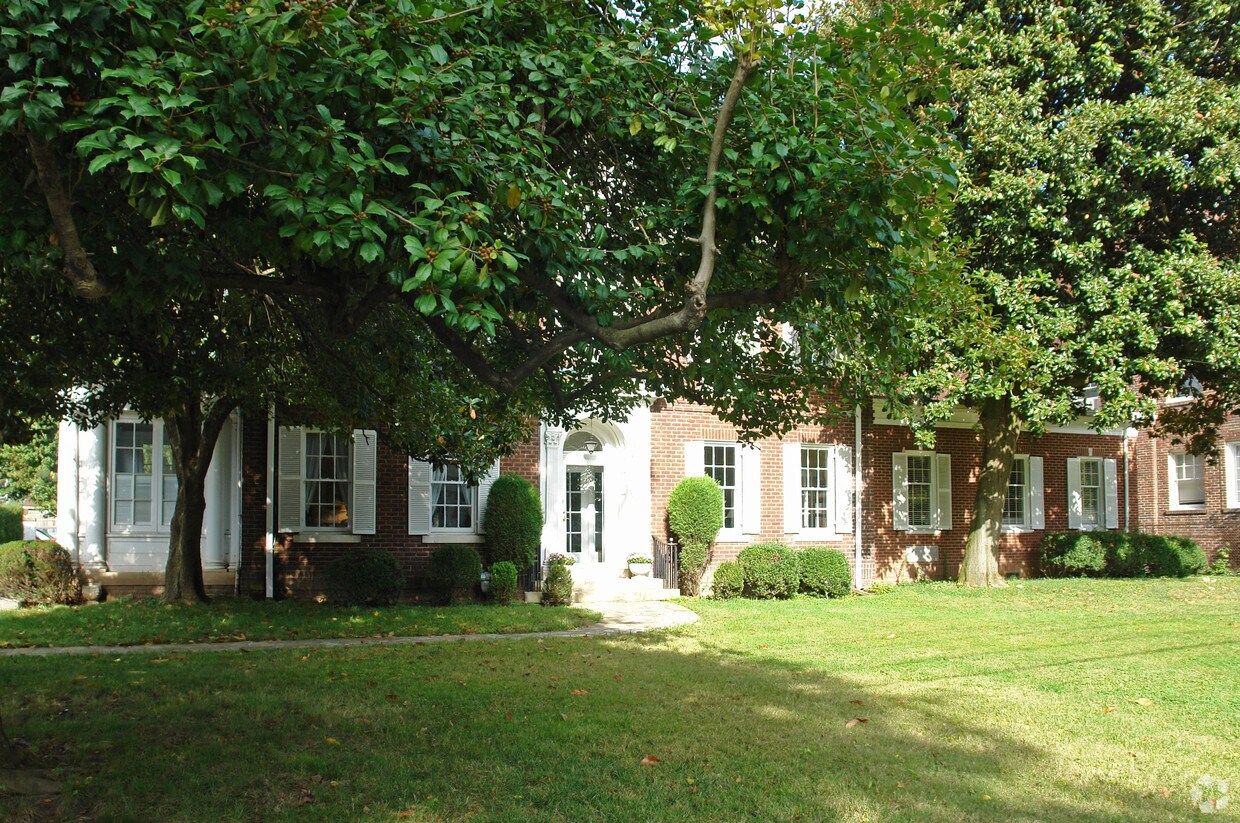 Building Photo - 1608 Virginia St E