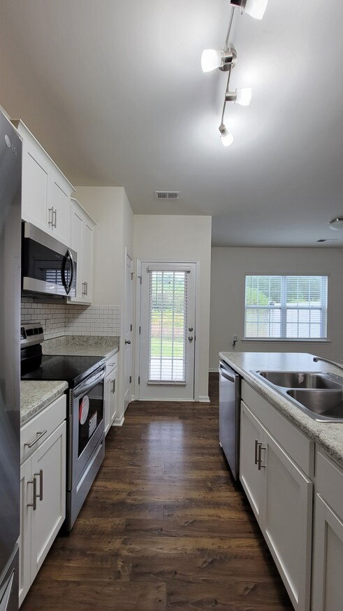 Building Photo - MOVE-IN SPECIAL! 1/2 OFF 1st MONTHS RENT.