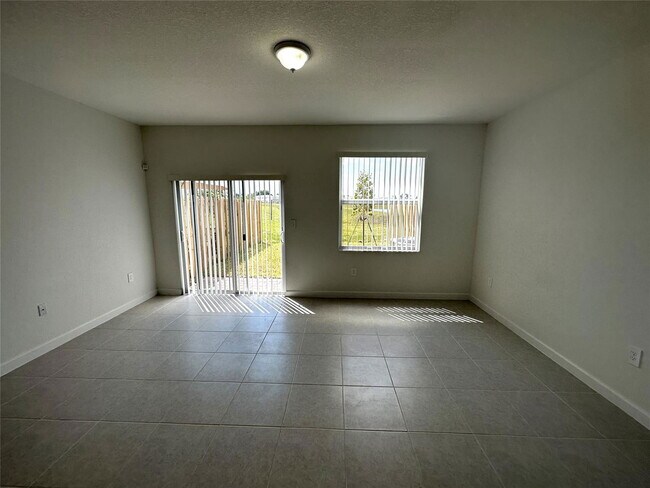 Foto del edificio - 17339 NW 7th Ave
