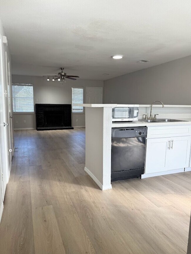 Building Photo - River Crossing 2 Bed 2 1/2 Bath - 2 Story Townhome