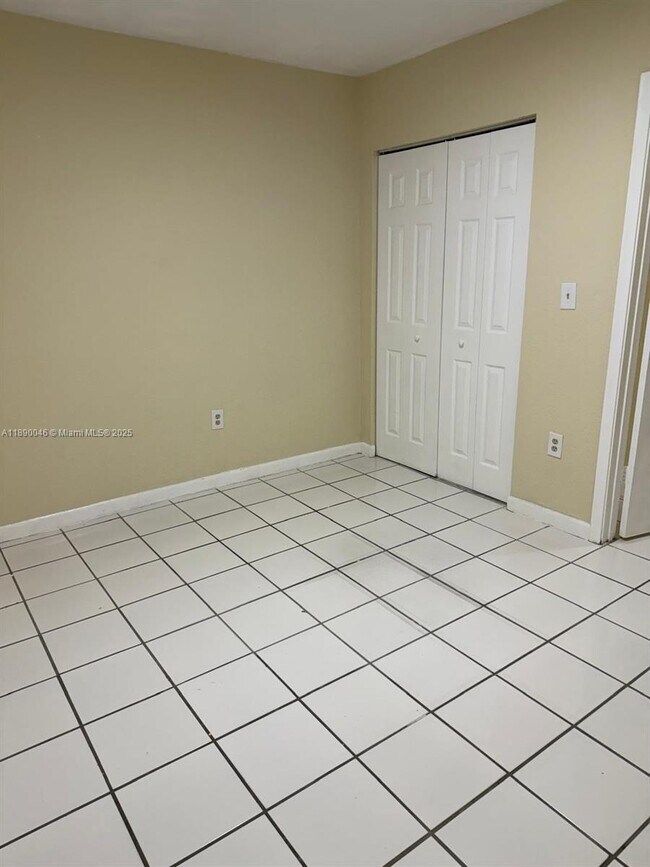 Foto del edificio - 2341 W 66th Pl