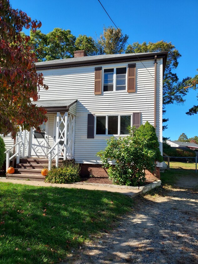 35 Saratoga Rd Unit duplex, North Kingstown, RI 02852 Apartments in North Kingstown, RI