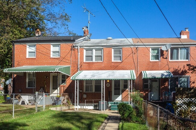 Building Photo - Charming 3 Bedroom/1 Bathroom Townhome in ...