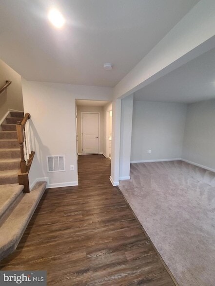 Building Photo - 1006 Valley Run Dr