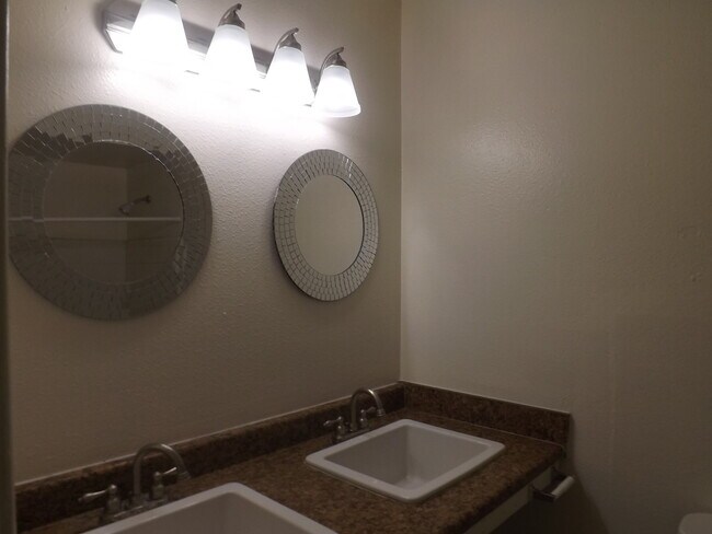 Building Photo - 5-Bedroom Home In Tempe