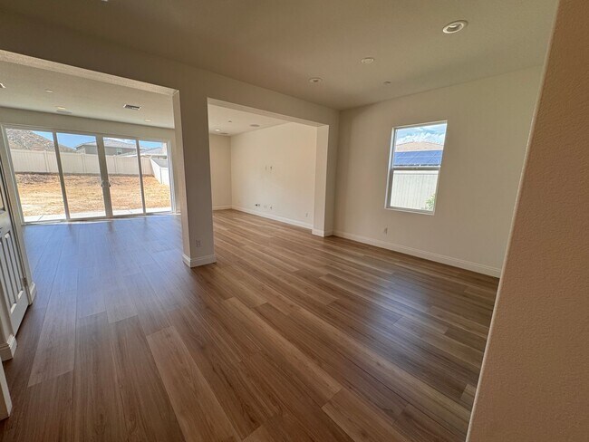 Foto del edificio - Beautiful 5 Bedroom 3 Bathroom Home Built in 2021