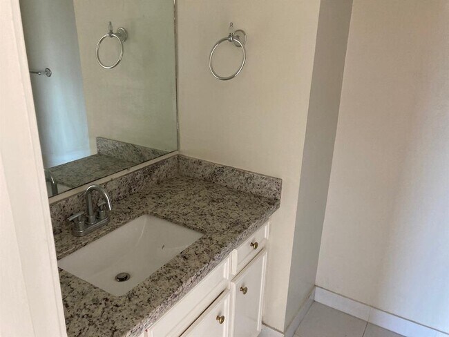 Foto del edificio - 823 S Ripple Creek Dr