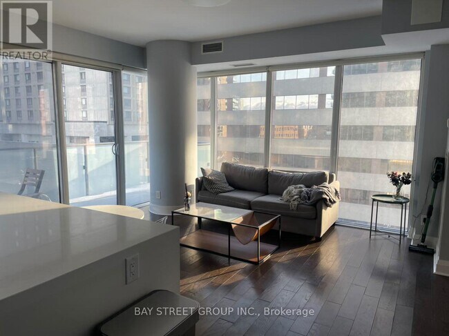 Photo du bâtiment - 1080 Bay St.