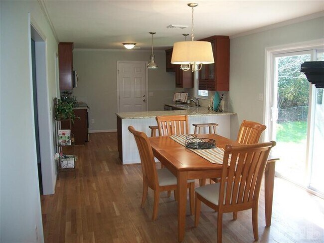 Building Photo - Close access to UNCW, Beach, Hwy 40, walk ...