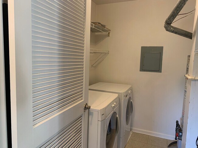 Laundry room - 18 Powell Ct