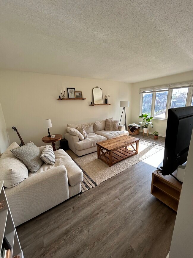 Sala de estar - Arriba - 3827 Johnson St NE