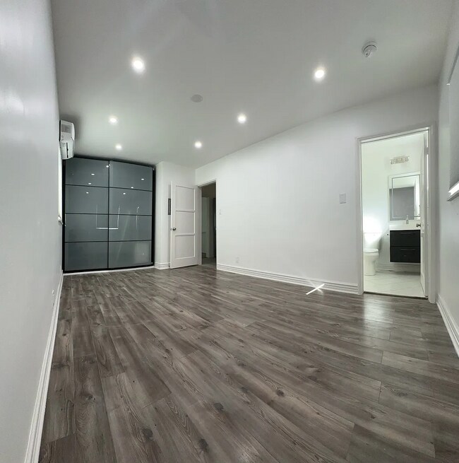 Building Photo - 307 N Hollywood Way