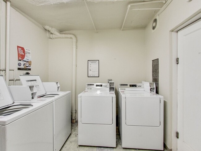 Building Photo - RENOVATED! LARGE Closet/Kitchen! On-Site L...