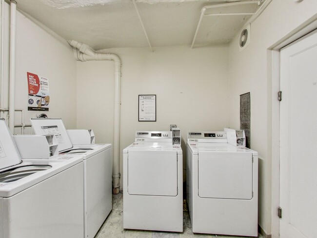 Foto del edificio - TOP FLOOR! LARGE CLOSET! On-Site LAUNDRY! ...