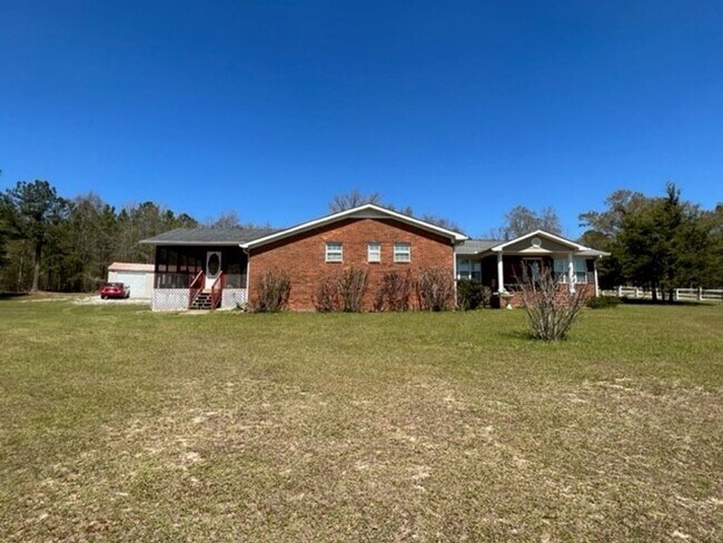 Building Photo - 3 Bed/3 Bath 16 acres, Barn, Pond!