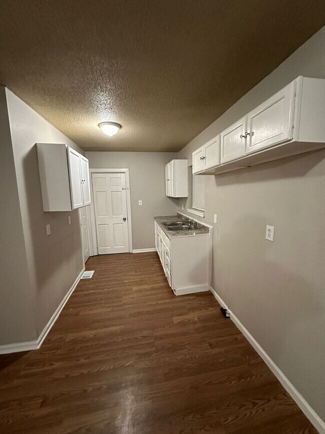 Building Photo - 3 bedroom 1.5 bathroom