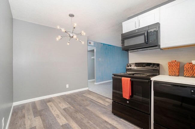 Building Photo - Mid Century 1 Bedroom 1 Bath Gems
