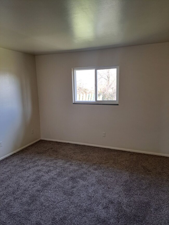 Building Photo - 1124 Lake Forest Dr