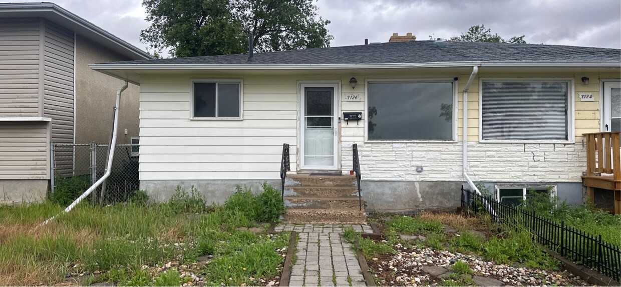 Photo principale - 7126 Dewdney Ave