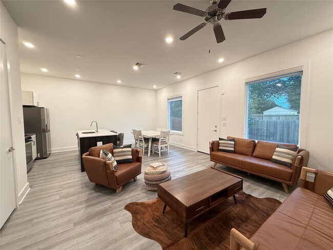 Building Photo - 9644 Habitat St