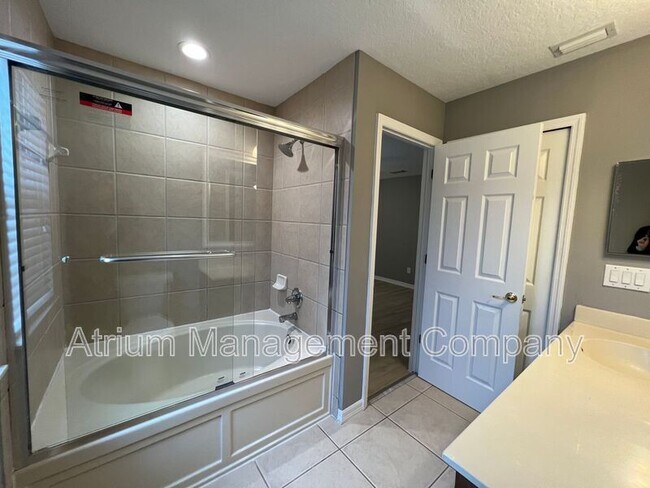 Building Photo - 2131 Retreat View Cir