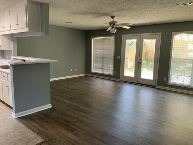 Foto del edificio - 104 Commons Dr