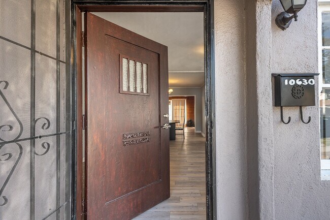 Foto del edificio - 10630 Bloomfield St
