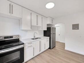 Building Photo - 1218 Fennell Ave E