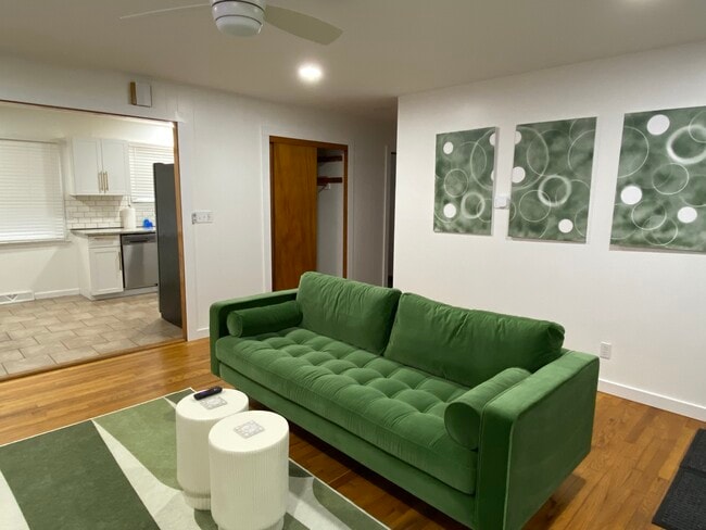 Living - 419 E Locust St