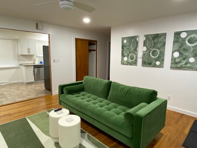 Viviendo - 419 E Locust St