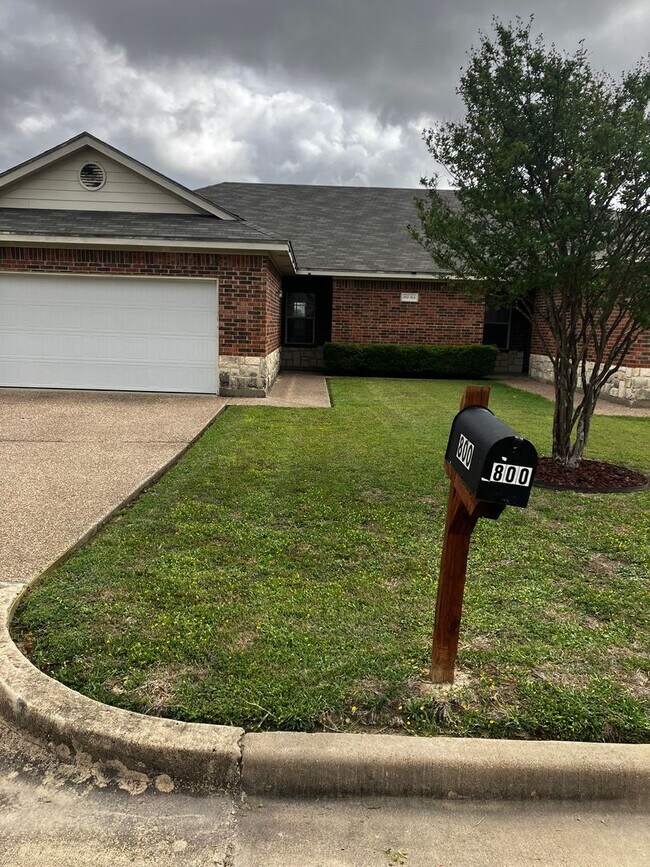Building Photo - 800-804-804 Quarter Horse Trail