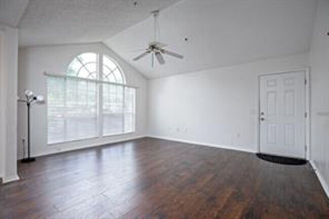 Building Photo - 3 BEDROOM 2 BATH CONDO