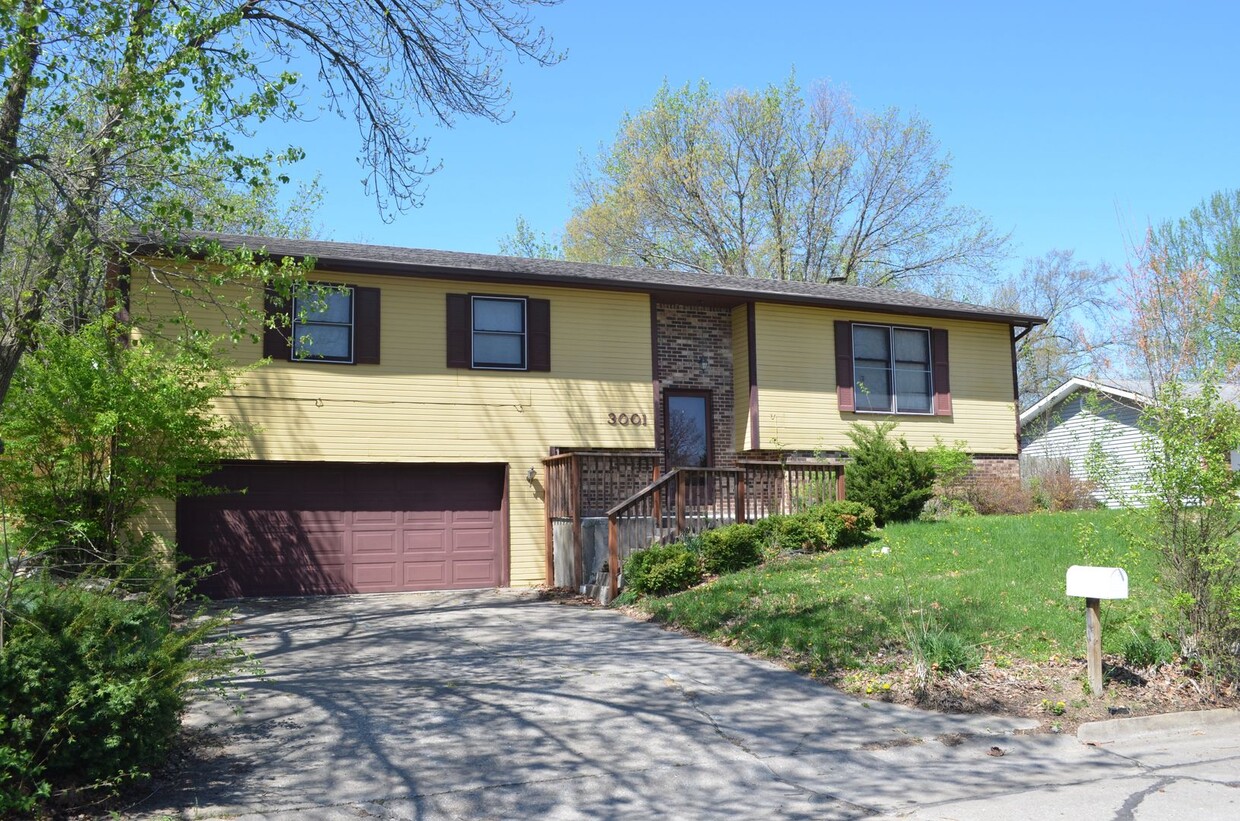 Primary Photo - 3 bedroom split level home South Columbia ...