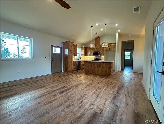 Building Photo - 5980 Crestmoor Dr