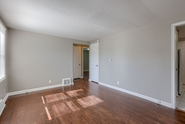Building Photo - 2 Bedroom Duplex!!