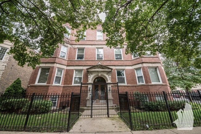 Building Photo - 2611 N Sawyer Ave