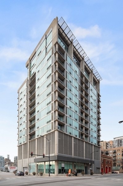 Building Photo - 700 W Van Buren St