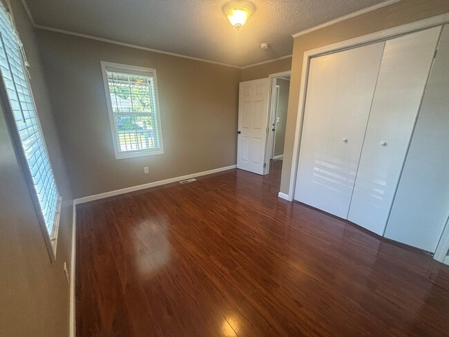 Building Photo - Charming 2 bedroom/1 Bath Home in Desirable Area $1350