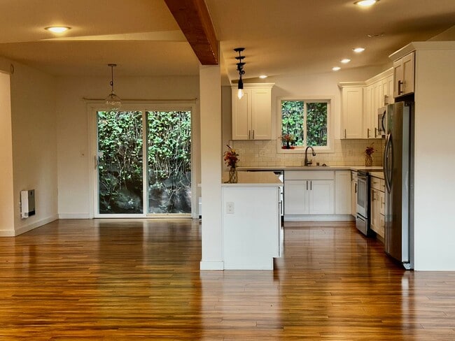 Building Photo - Stylish 4-Bed, 3-Bath Home in South Seattle