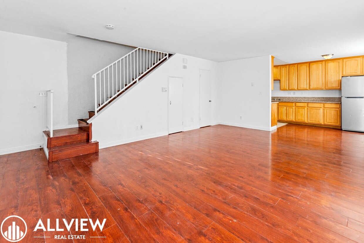 Foto principal - 2 Bed, 1.5 Bath Townhome Available NOW in ...