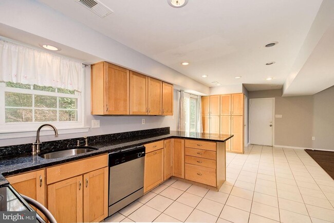 Building Photo - Beautiful Colonial Home