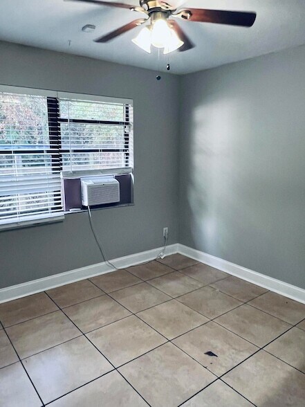 Building Photo - 826 SE Damask Ave