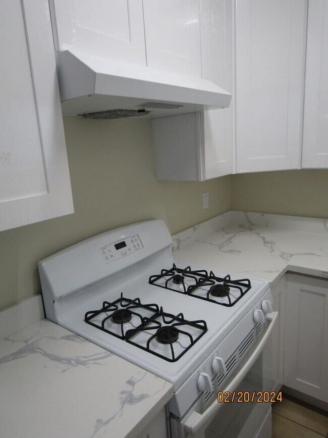 Building Photo - Fully Remodeled 1 bedroom 1 bath with Bonu...