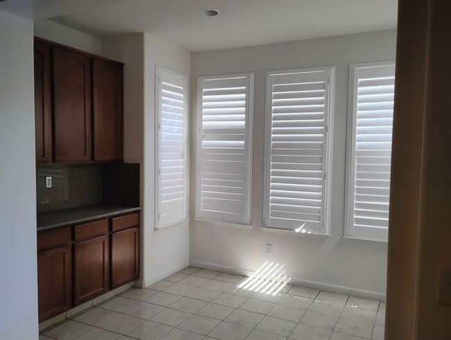 Building Photo - Spacious 6 Bedroom Home in North Merced - Solar Included!