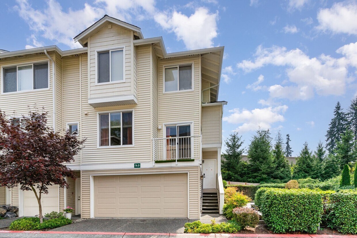 Foto principal - Available Now – Spacious 3-Bedroom Townhom...